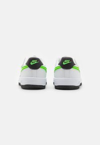 Nike Sportswear FORCE 1 LOW EASYON - Sneakers - white/green strike/black