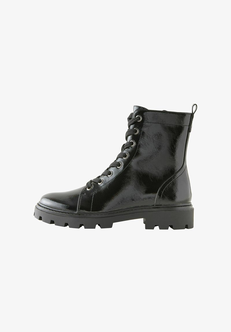 Stivaletto alla caviglia in pelle patent nera con sei fori per i lacci, punta rotonda, finitura testurizzata, suola robusta e una linguetta sul tallone.