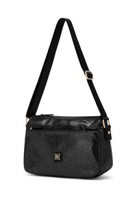 Borsa nera in ecopelle testurizzata con dettagli in oro e tracolla regolabile. Dotata di una tasca frontale con cerniera e di un dettaglio con logo.