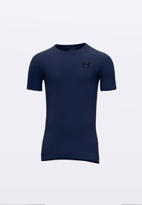 Kratka športna majica temno modre barve z elastiko tkanino. Ima črn logotip na prsih in okrogel izrez na vratu. Gladek tekstura.