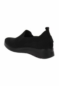 Scarpa nera slip-on con una toma in mesh testurizzato e una suola in gomma spessa, caratterizzata da un profilo basso e un'apposita linguetta sul tallone per facilitare l'indossamento.