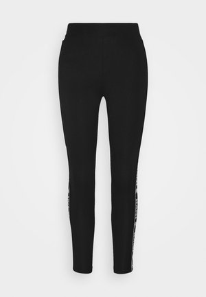 Svarta leggings med en åtsittande design, som har en slät textur och subtila sidopaneler i en kontrasterande mönstring. Ingen synlig hårdvara.