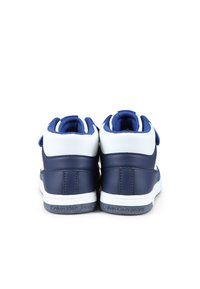 Zapatillas de deporte altas de color azul marino con acentos blancos, materiales de cuero y tela, cuello acolchado, correas de Velcro y logo en la suela.