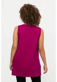 Ulla Popken LONG ZIERBÄNDER RUNDHALS ÄRMELLOS - Top - magnolia red