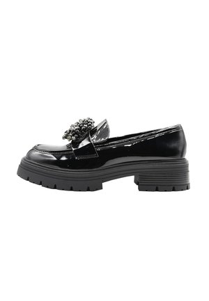 Mocassino in pelle patent nera con suola in gomma spessa, caratterizzato da un accento decorativo di perline sul davanti. Finitura liscia e punta arrotondata.