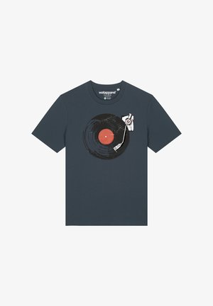 T-shirt en coton marine avec un graphique d'un disque vinyle au centre rouge et un stylet. Manches courtes et encolure ras du cou.