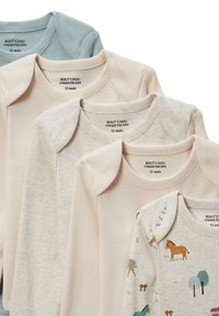Quatre body bébé à manches longues aux couleurs pastel : bleu clair, beige, crème et gris, avec des motifs d'animaux et en tissu de coton doux.