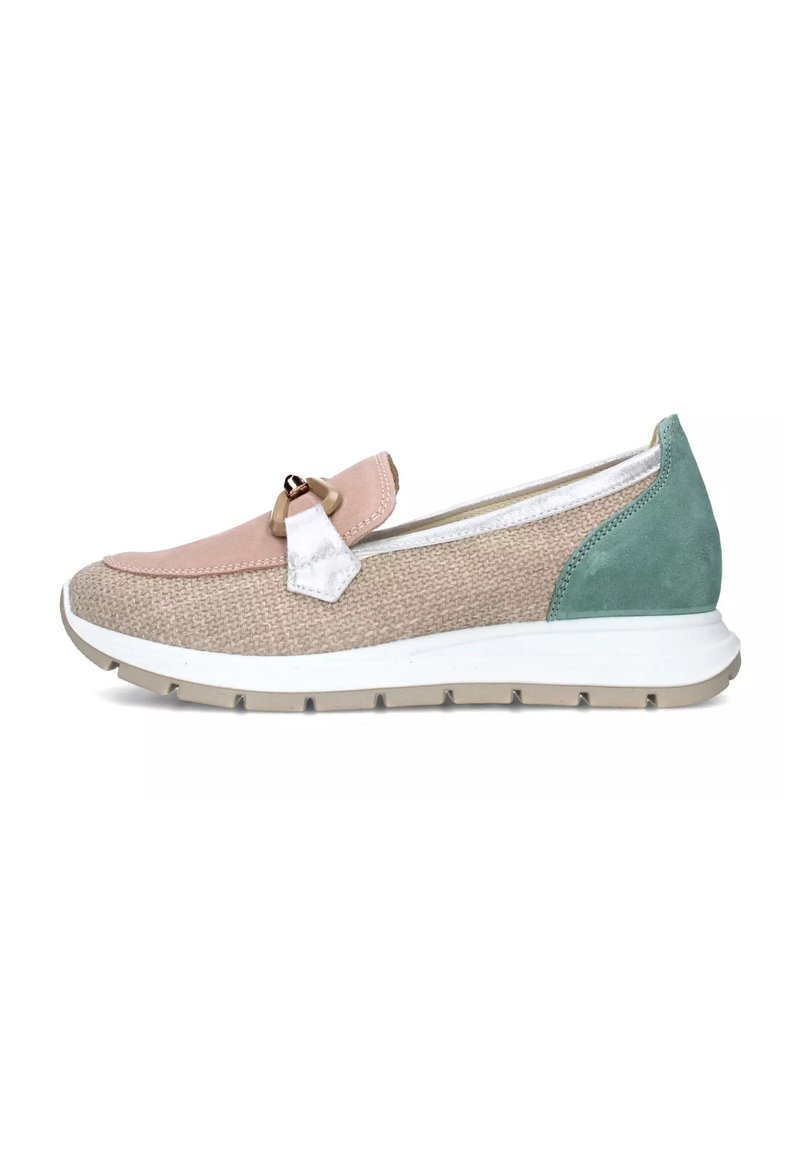 Scarpa slip-on leggera con tomaia in tessuto beige, dettagli in ecopelle rosa e tallone in suede verde. Suola in gomma bianca con grip texturizzato.