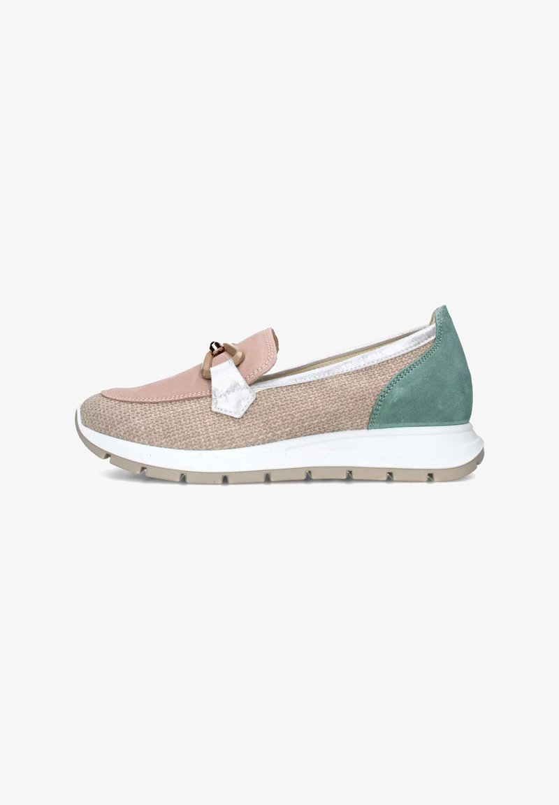 Scarpa slip-on leggera con tomaia in tessuto beige, dettagli in ecopelle rosa e tallone in suede verde. Suola in gomma bianca con grip texturizzato.