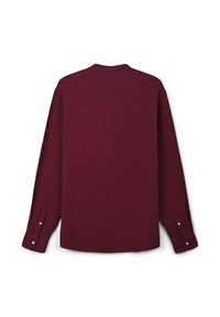 Camicia a maniche lunghe con polsini abbottonati di un profondo color bordeaux, vista dal retro su uno sfondo bianco.