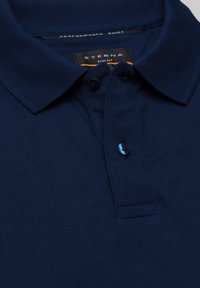 Marineblauwe prestatie shirt met een slim fit, voorzien van een gestructureerde stof, een puntkraag en een knoopsluiting met twee knopen met een contrasterend label.