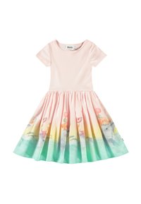 Rosa Trägerkleid mit einem ausgestellten, illustrierten Rock, der Delfine und Strand Elemente in Pastellfarben zeigt und in einem mintgrünen Farbton endet.