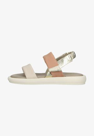 Tå-sandal med en beige læderrem, en lyserød læderdetalje og metallisk guldudsmykning, sat på en hvid gummisål.