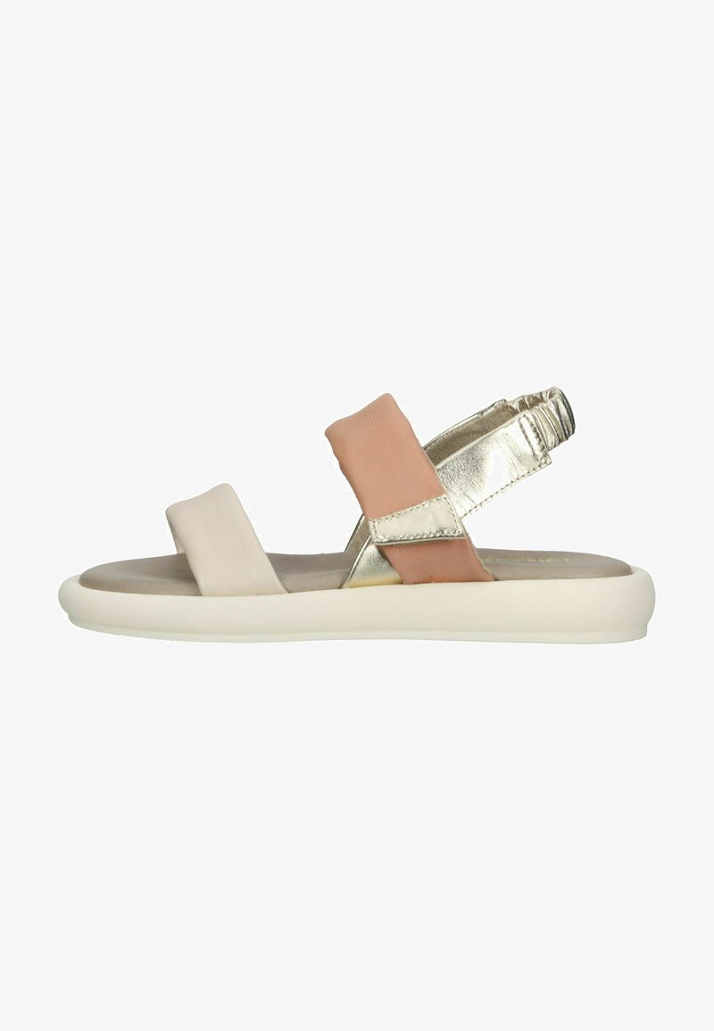 Sandačky s mezi-prsty, které mají béžový kožený pásek, růžový kožený akcent a kovové zlaté detaily, umístěné na bílé gumové podrážce.