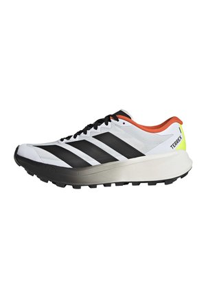 Hvid og sort Adidas Terrex trail-løbesko med orange indvendig foring og gul hælafslutning, vist i sideprofil.