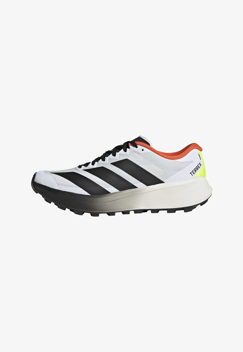 Weißer und schwarzer Adidas Terrex Trailrunning-Schuh mit orangefarbenem Innenfutter und gelbem Absatzakzent, seitlich dargestellt.