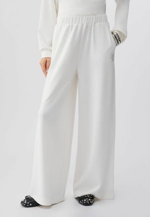 - Spodnie materiałowe