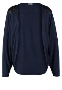 Námorně modrý cardigan vyrobený z měkkého materiálu, s koženými akcenty na ramenou, dlouhými rukávy a otevřeným předním designem.