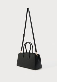 Sac à main rectangulaire noir en cuir avec deux poignées courtes et une bandoulière longue ajustable, ferrures dorées et surface texturée.