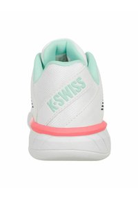 Zapatilla K-Swiss blanca vista desde atrás, con un forro interior verde menta y un acento rosa en la suela intermedia.