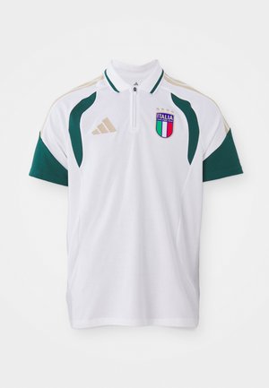 Polo alb cu accente verzi, mâneci scurte și guler cu fermoar. Prezintă logo-ul "ITALIA" și trei stele deasupra. Logo-ul adidas pe umăr.