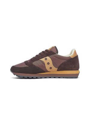 Sneaker in suede marrone con dettagli in beige, caratterizzata da un logo rotondo, un profilo basso e una suola in gomma resistente con battistrada testurizzato.