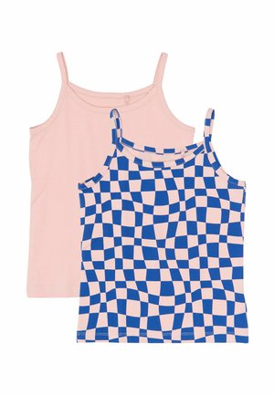 Două topuri fără mâneci cu bretele subțiri, unul roz deschis uni și unul roz cu un model pătrat distorsionat albastru.