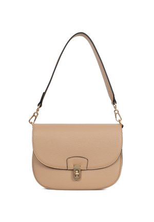 Borsa a tracolla in pelle beige con chiusura a patta, fermaglio dorato e tracolla nera removibile con accessori dorati.