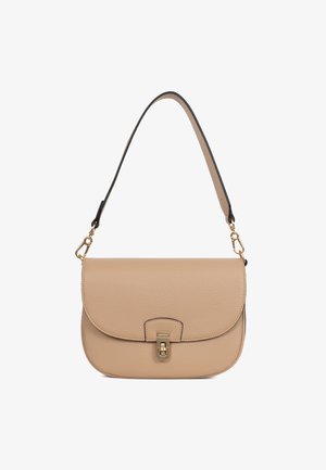 Sac bandoulière en cuir beige avec fermeture à rabat, fermoir doré, et bandoulière noire amovible avec garnitures dorées.