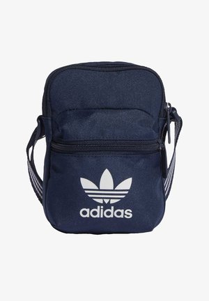 Borsa a tracolla in tessuto blu navy con logo Adidas bianco. Include una chiusura con zip e una tracolla regolabile. Design compatto e rettangolare.