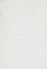 Vaaleanbeige neulostekstuuri, pehmeä ja sileä, tasainen pinta sekä hienovaraisia sävyvaihteluja. Ei selviä kuvioita tai korostuksia.