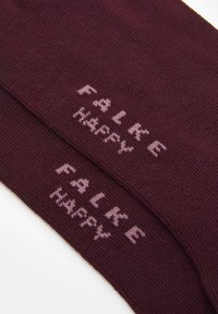 Bordowe skarpetki o miękkiej teksturze, z napisami "FALKE" i "HAPPY" w jasnoróżowym przędzie po obu stronach.