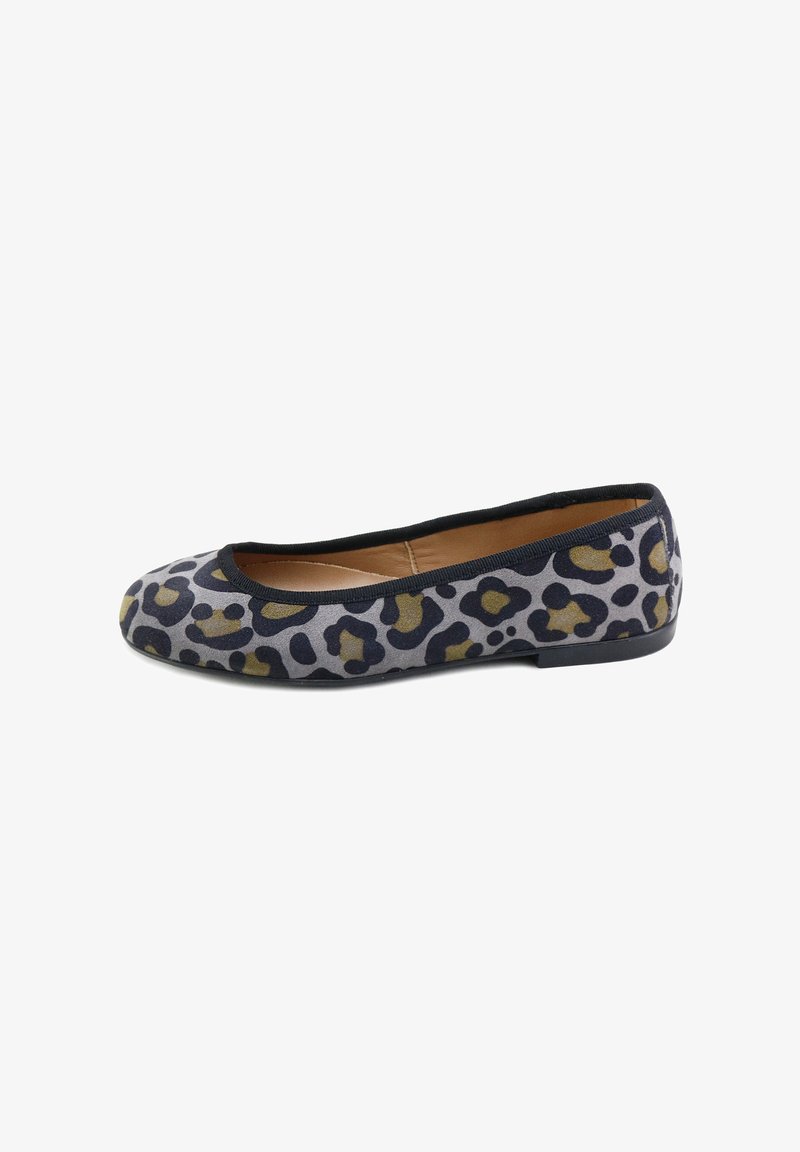 Bailarina con estampado de leopardo en gris y negro con acentos dorados. Material suave, punta redondeada, ribete negro y suela de perfil bajo.