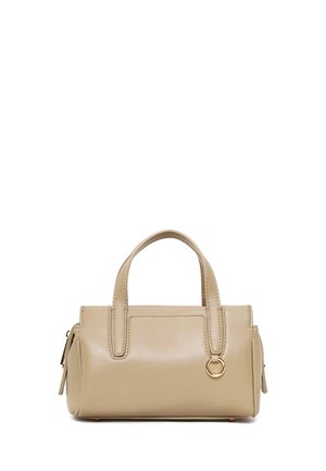 Bolso de mano de cuero beige con dobles asas, detalle de anillo dorado, bolsillos laterales con cremallera y forma rectangular estructurada sobre un fondo blanco.