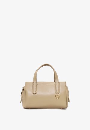 Bolso de mano de cuero beige con dobles asas, detalle de anillo dorado, bolsillos laterales con cremallera y forma rectangular estructurada sobre un fondo blanco.
