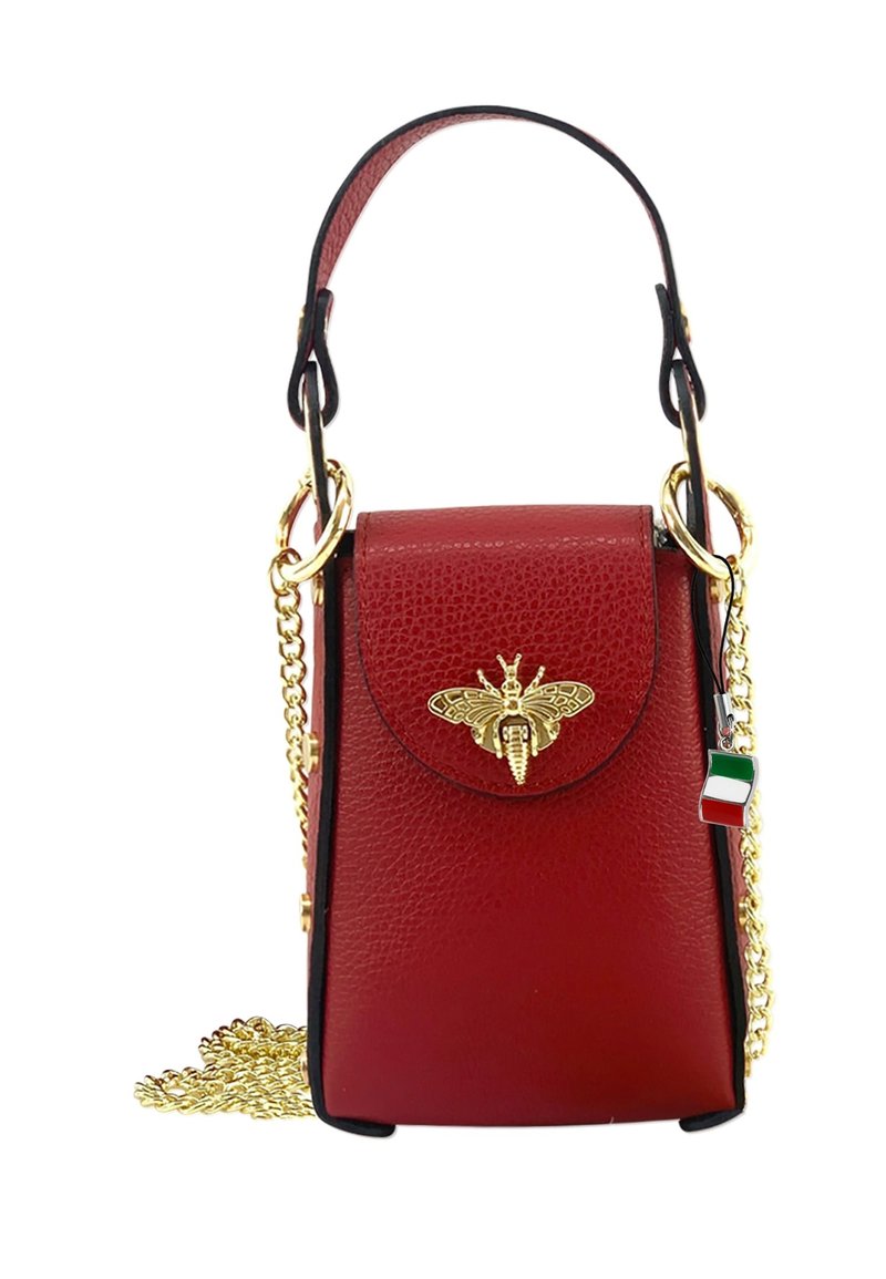 Rode leren handtas in een vierkante vorm. Bevat een gouden bij-embleem, een kettingstrap en een kleine Italiaanse vlag charm. Gestructureerd oppervlak.