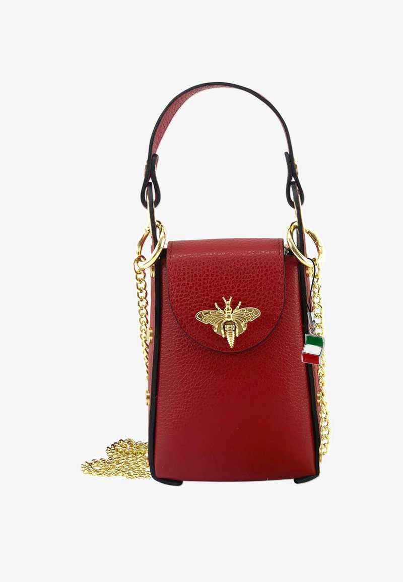 Rode leren handtas in een vierkante vorm. Bevat een gouden bij-embleem, een kettingstrap en een kleine Italiaanse vlag charm. Gestructureerd oppervlak.