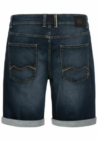 Mørkeblå denimshorts med opfoldede kanter, der har to baglommer med gule syninger og et sort mærke på livremmen.