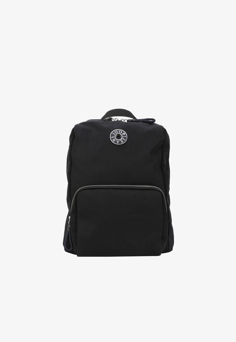 Črn nahrbtnik iz najlona z zaobljeno obliko, sprednjim žepom na zadrgo in okroglo logo akcentom. Ima gladko teksturo in trpežno zasnovo.