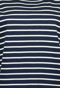 Marineblaue und weiße gestreifte Baumwollstoffe, mit horizontalen Streifen von gleicher Breite, glatter Textur und ohne sichtbare Verzierungen.
