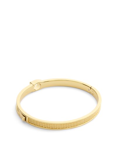 Bracelet jonc en or avec surface texturée et fermeture à fermoir, présenté sur fond blanc.