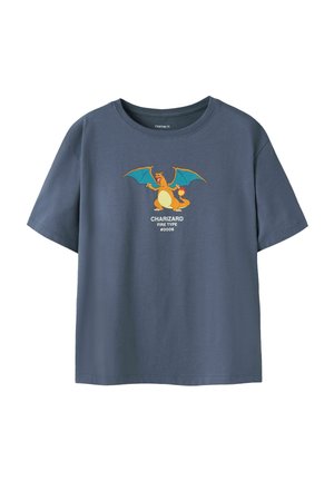 T-shirt bleu à manches courtes avec un Pokémon Dracaufeu imprimé et le texte « CHARIZARD FIRE TYPE #0006 » au centre devant.
