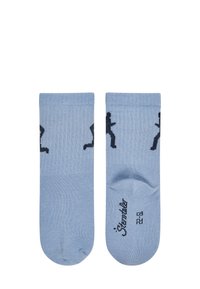 Calzini di cotone azzurro chiaro con texture a coste, silhouette nere di figure che corrono e branding stampato sulle suole.