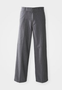 Pantalones de pierna ancha a rayas grises con bucles para cinturón, frente plano y dobladillos rectos, mostrados contra un fondo blanco.