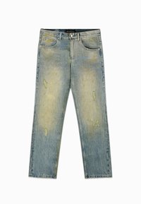 Lichtblauwe, vervaagde jeans met versleten patches en een klassieke vijf-pocketontwerp, plat gelegd op een witte achtergrond.