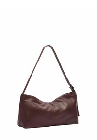 Bordowa skórzana torba na ramię o zaokrąglonym kształcie, płaskiej podstawie i pojedynczym, regulowanym pasku. Miękka tekstura z subtelnymi przeszyciami.