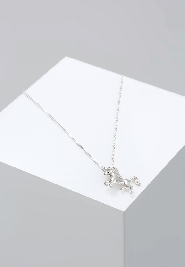 Zilveren ketting met een eenhoorn hangertje, gedetailleerde manen en lichaam, hangend aan een fijne ketting, gepresenteerd op een minimalistisch platform.