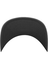 Casquette noire avec une visière courbée et texturée. Présente des coutures le long du bord, fabriquée à partir d'un tissu à la finition lisse. Design minimaliste.