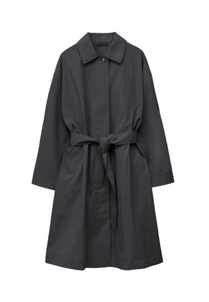 Tmavohnedý dlhý kabát so širokým golierom, s jedným horným gombíkom, dvoma prednými vreckami a opaskom na viazanie v páse.