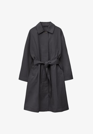 Tmavohnedý dlhý kabát so širokým golierom, s jedným horným gombíkom, dvoma prednými vreckami a opaskom na viazanie v páse.